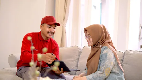 Teknisi Fumida melakukan survey dan konsultasi gratis bersama pemilik rumah