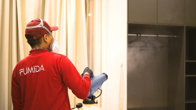 Teknisi Fumida membasmi lalat dengan metode cold fogging