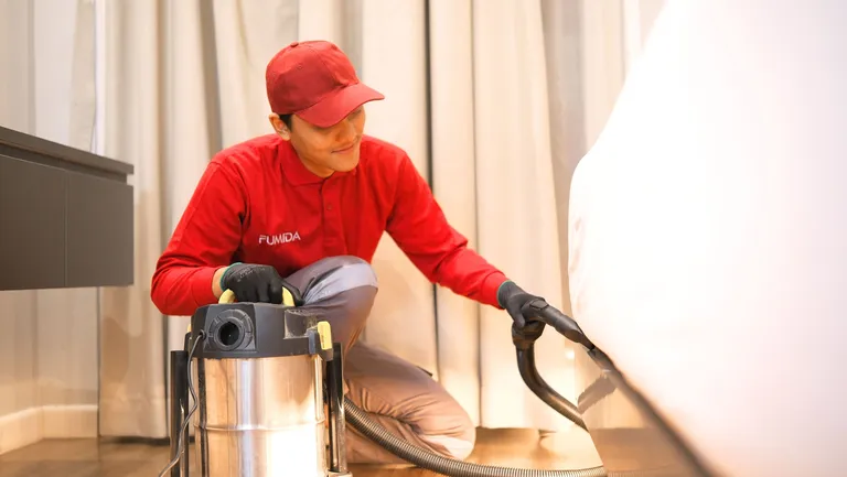Teknisi Fumida membasmi kutu busuk dengan metode spraying dan vacuum